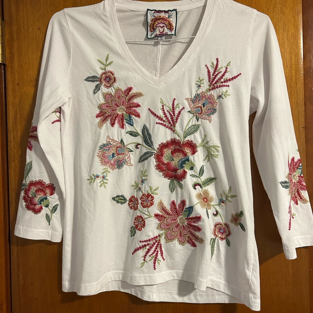 Johnny was New in package V-Neck Embroidered Floral 3/4 Slv Women’s XS Tee
